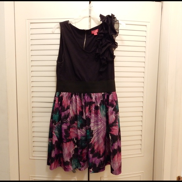 🎈SALE!! Very Flattering Party Dress(has pockets!)