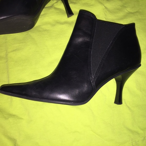 Black point toed shoes