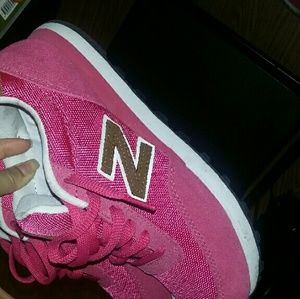 Women's Pink new balance must go make an offer!!