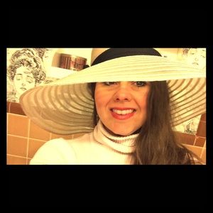 Stunning Jessica McClintock Hat