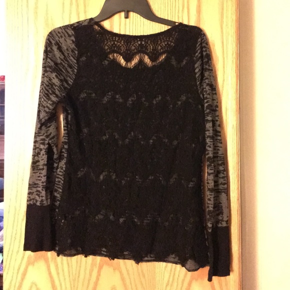 ✨BUCKLE✨ Long sleeve with Lace Opening Back - Picture 2 of 3