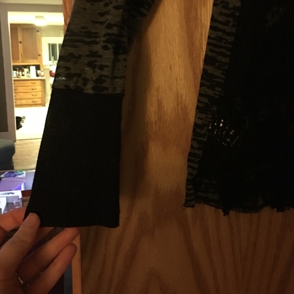 ✨BUCKLE✨ Long sleeve with Lace Opening Back - Picture 3 of 3