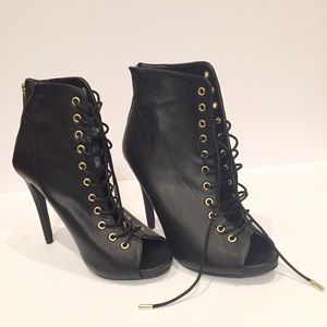 Laced up bootie shoe