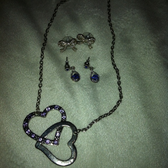 Jewelry - Necklace & 2 pairs of earings