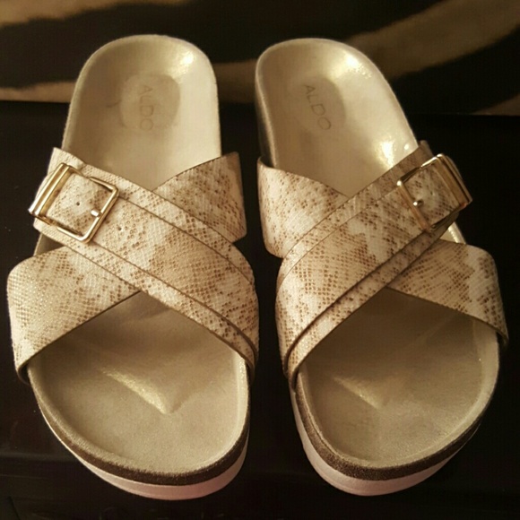 Flat platformed chuncky sandal