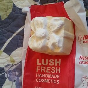 Lush bath bomb