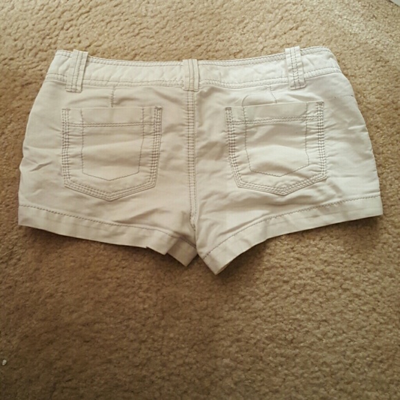 Cute white shorts - Picture 2 of 2