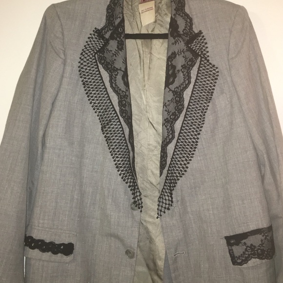 Great blazer! With fun accent details!