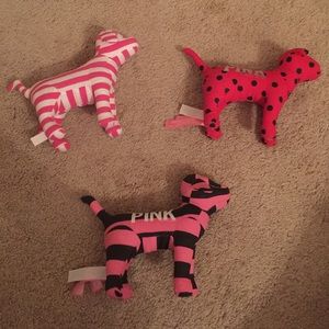3 VS Pink dogs