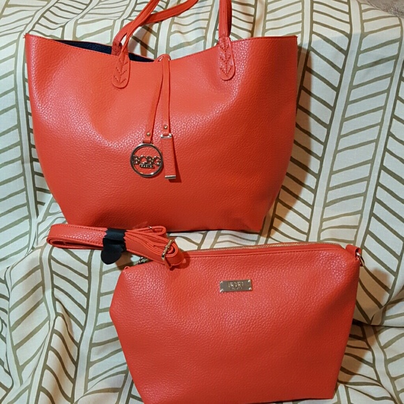 BCBG Handbags - Reversible BCBG Tote with extra purse