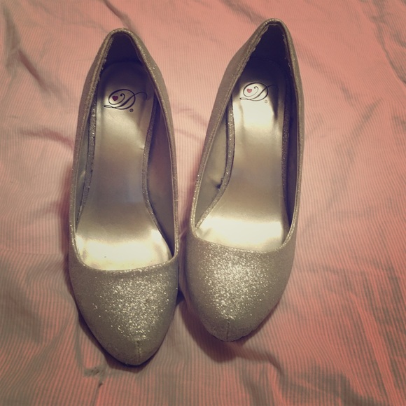 Shoes - Super cute silver heels 👠