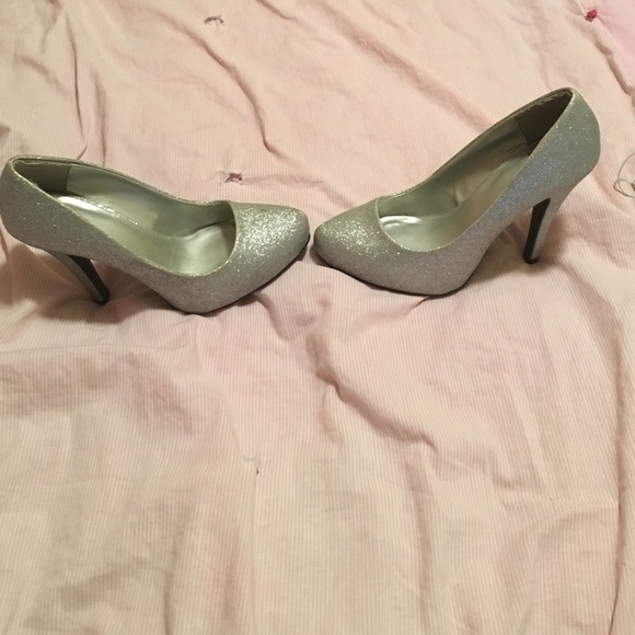 Super cute silver heels 👠 - Picture 2 of 4
