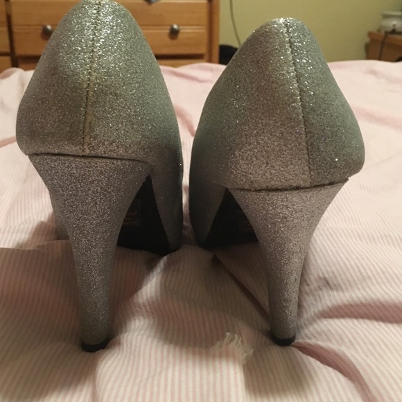 Super cute silver heels 👠 - Picture 3 of 4