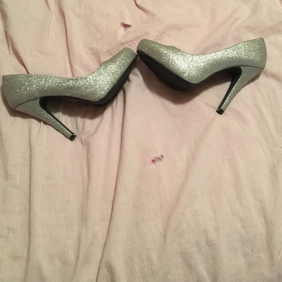 Super cute silver heels 👠 - Picture 4 of 4