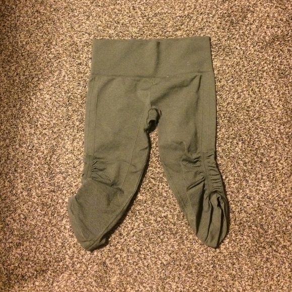 Size 6 Lulu crops