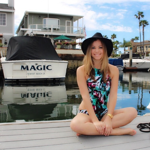 Meet your Posher, Caitlin - Picture 3 of 3