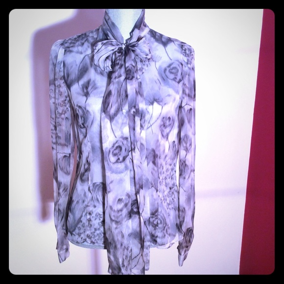 ⛔️sold⛔️Auth. Dior silk blouse with bow size FR-40