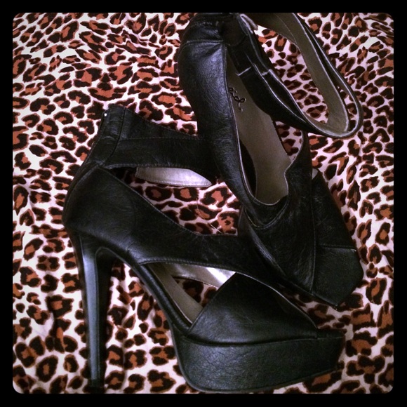 Cris-Cross cuff ankle heel w/ zipper