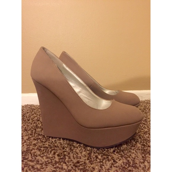 Qupid Shoes - Tan Wedges BNWOT 👄