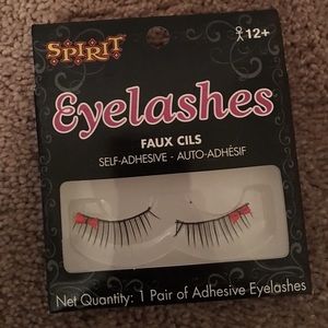 False eyelashes with bows