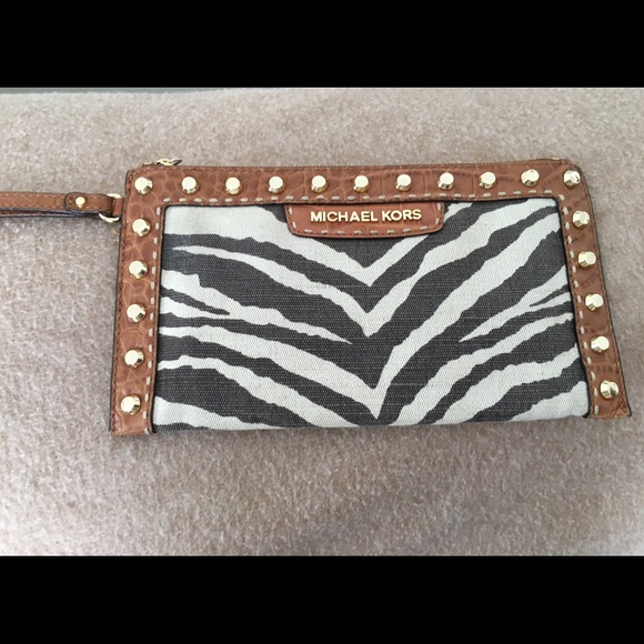 Michael Kors large bag with matching wristlet. - Picture 3 of 4
