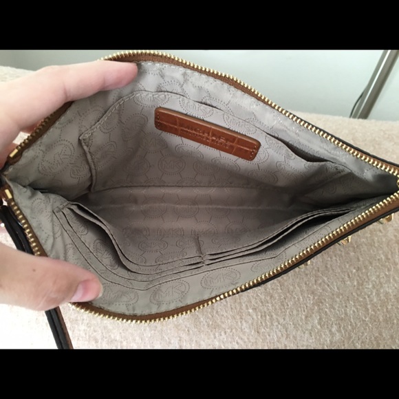 Michael Kors large bag with matching wristlet. - Picture 4 of 4