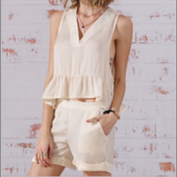 V-neck Ruffled Crop and Shorts set - Picture 2 of 4
