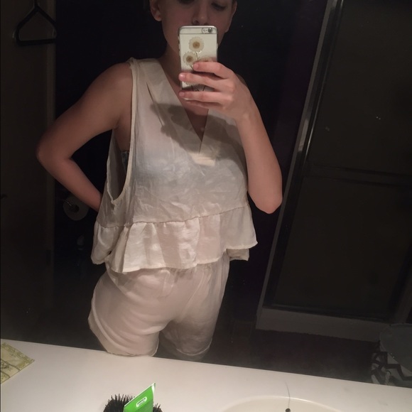 V-neck Ruffled Crop and Shorts set - Picture 3 of 4