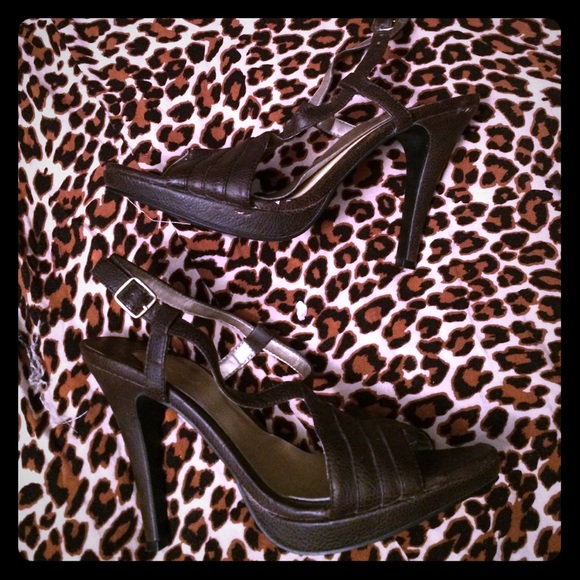 Brown strappy sandals w/ heel