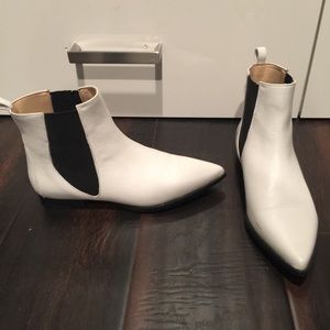 White Leather Pointed Toe boots. From Spain.