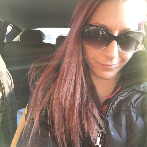 Meet your Posher, April - Picture 4 of 8