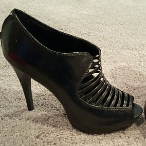 Hot black pumps size 6