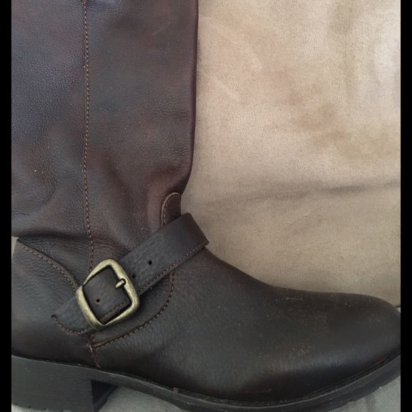 Size 6 Ariat Barbury boots. Only worn once.