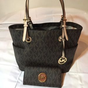 Michael kors purse with matching wallet