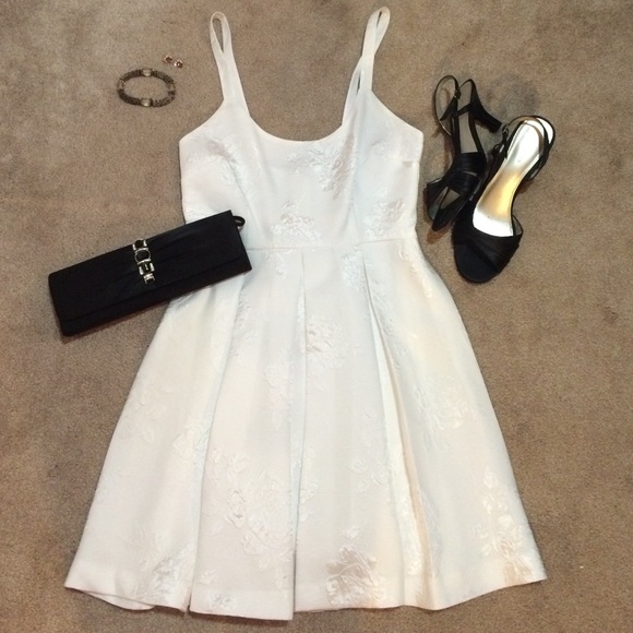 Forever 21 Dresses & Skirts - F21 Floral Embossed Tea Dress