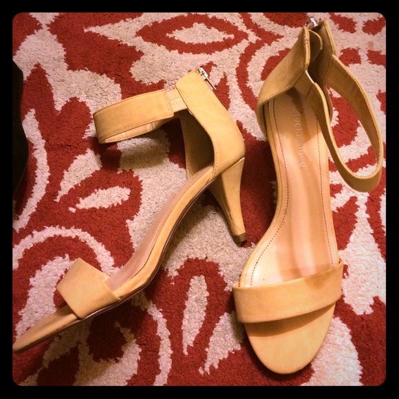 Nude heels, about an inch of height lol