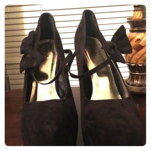 Platform heels with side bow