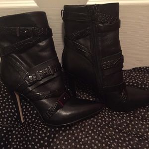 Gently worn black leather Guess boots half 7med