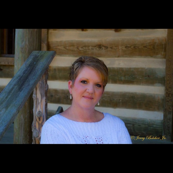 Meet your Posher, Stephanie - Picture 2 of 4