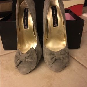 Bow toe gray suede heels