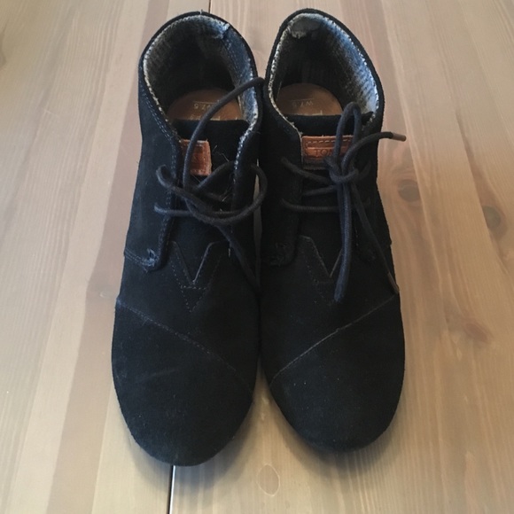 Like new Toms desert wedges 7.5 black