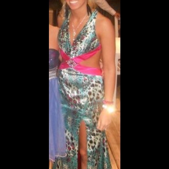 Edgy and slimming leopard print prom dress!