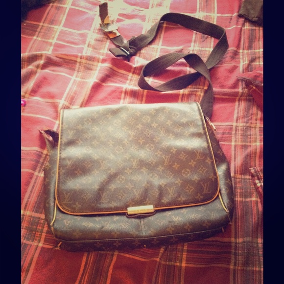 AUTHENTIC LOUIS VUITTON MESSENGER BAG