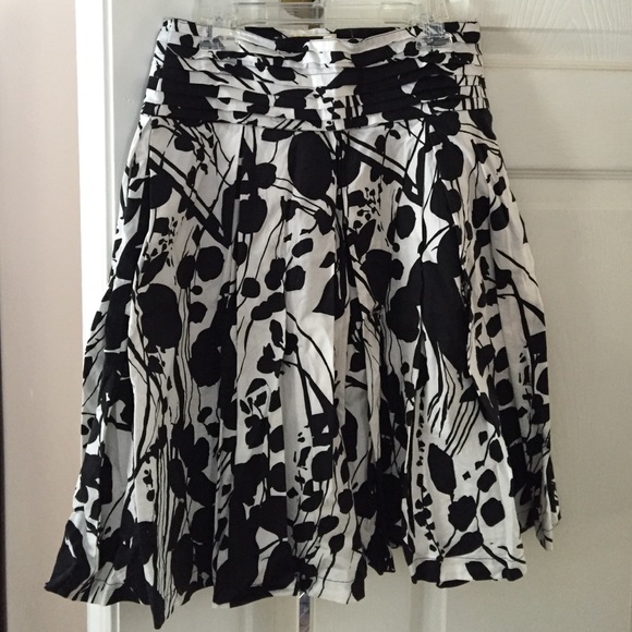 Black and white printed skirt. Small