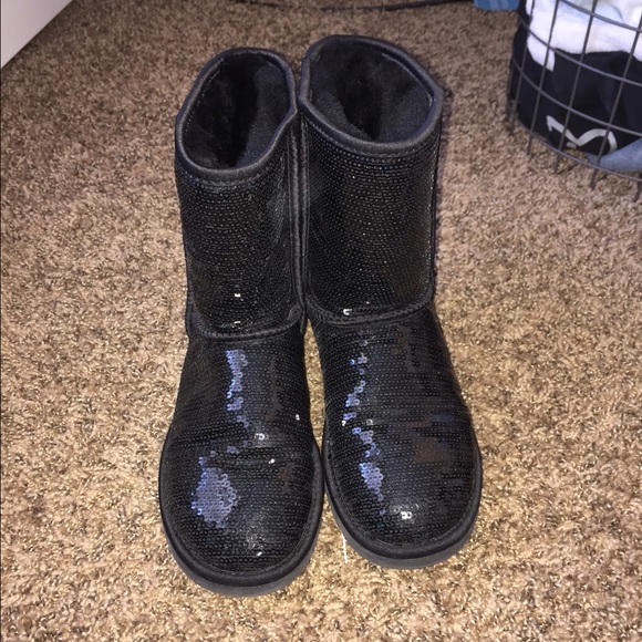 Uggs boots barely ever worn! Give me offers ! - Picture 2 of 2
