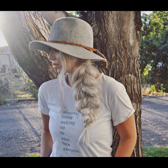 Goodhyouman Cream I wouldn't mind waking up Tee