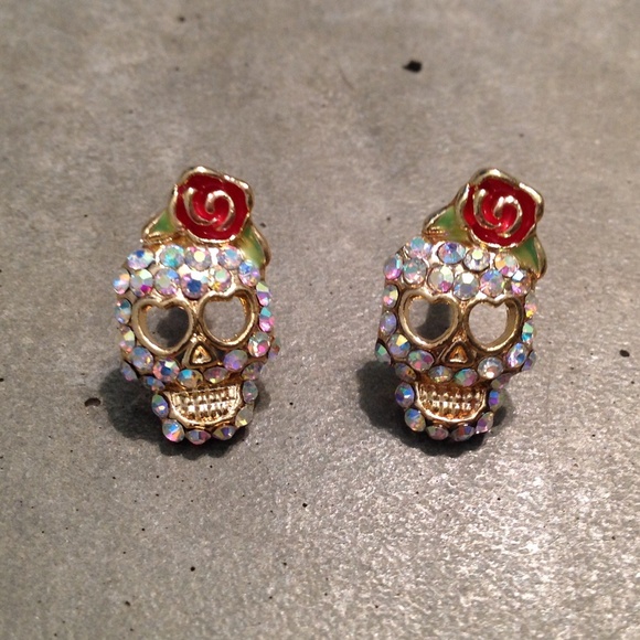 Skull earrings - blingy!