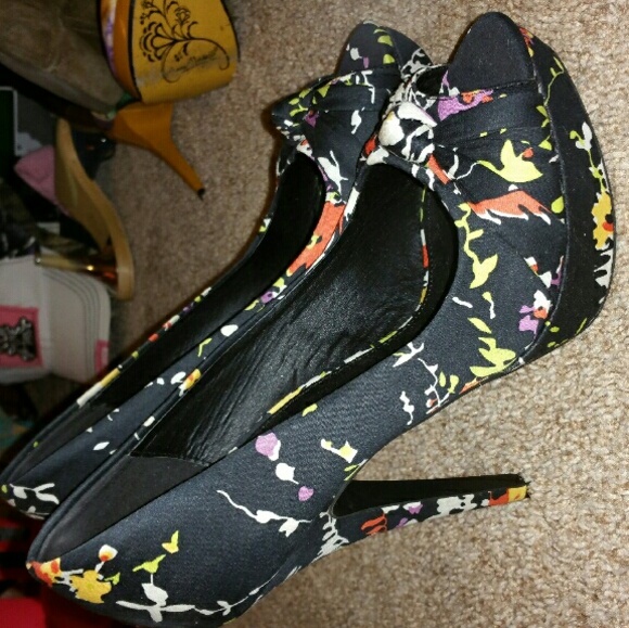 Super cute heels. Never wore