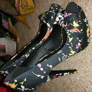 Super cute heels. Never wore