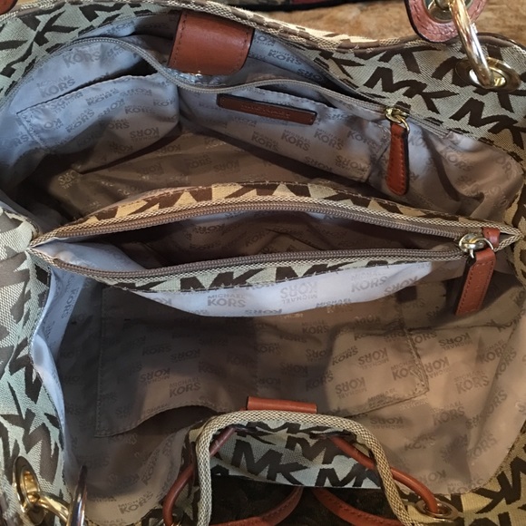 Micheal kors perfectly new only used a few times. - Picture 2 of 4